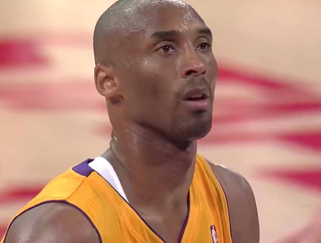 科比跟腱断裂坚持罚球,青涩汤神亲眼目睹,六年后他上演同样一幕