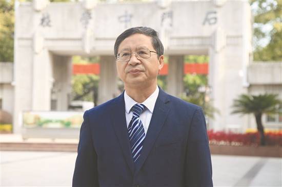 石门中学党委书记,校长李卫东"导师制"关注学生全面发展学校内景文