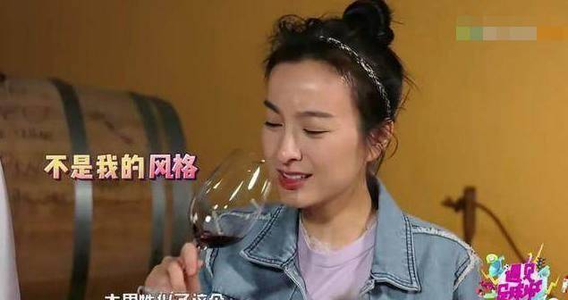 吴昕独挑《遇见足球城》,终于有机会展现智商和情商双高