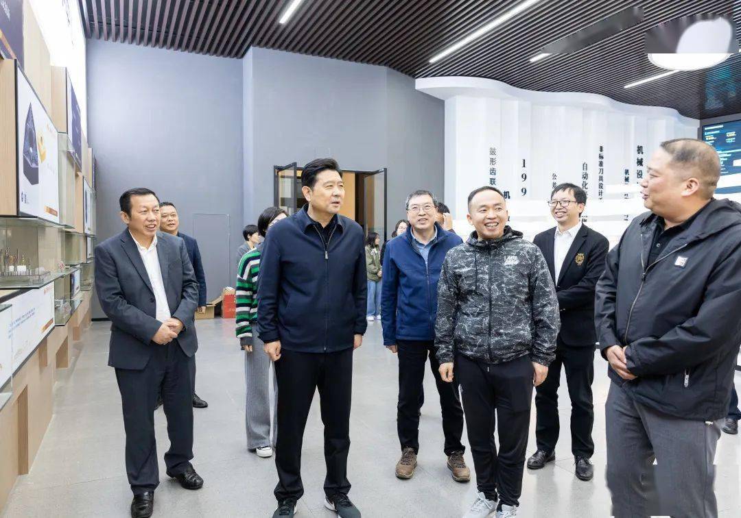 副校长赵小明,校党委委员,组织部(统战部)部长杨健国参加;温岭市委副