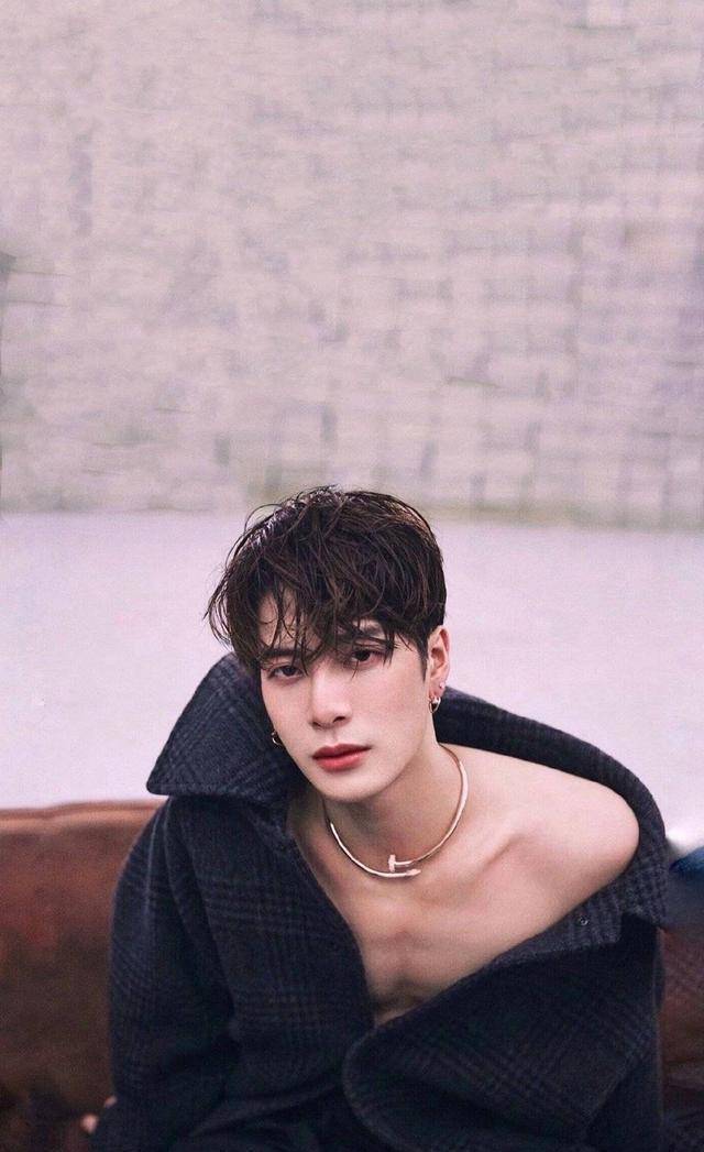 身材上热搜,传到各国惹人尖叫,其他男星身材也不错_网友_封面_彭于晏