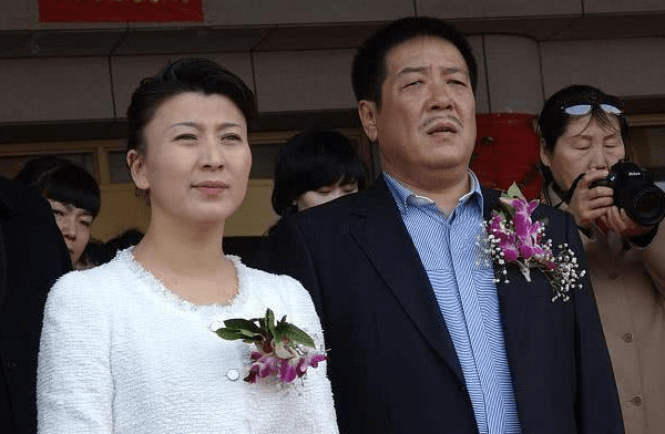 46岁闫学晶喜获2胎,24岁儿子一句话,暴露妈妈婚内不忠诚?