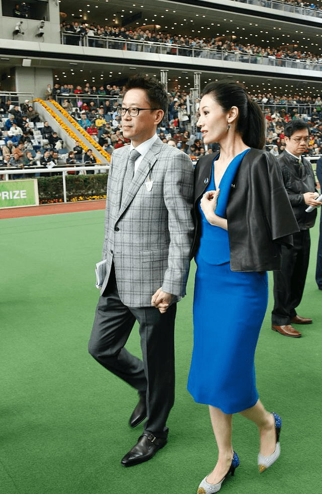 许晋亨牵手二婚老婆现身!