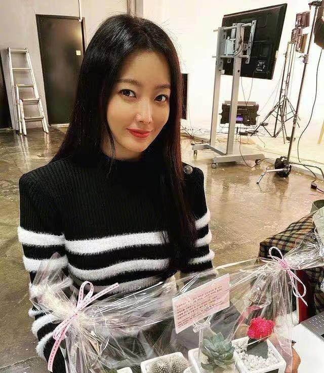 43岁女神金喜善近况:穿v领连衣裙梳包子头,自爆喜欢bts_电影_神话
