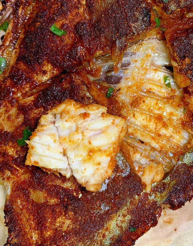 空气锅烤鱼,不炒不油炸,简单又美味,我就没翻过车_鲳鱼_美食_葱花