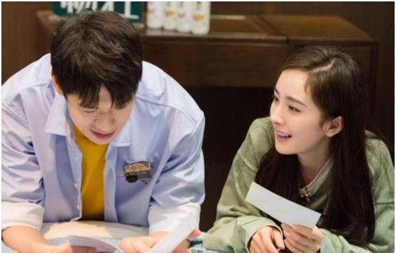 两人戴同一顶帽子,连帽檐划痕都一样_迪丽热巴_高伟光_张彬彬