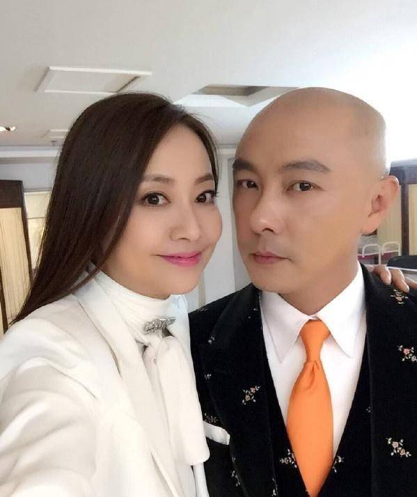 结婚九年恩爱如初,竟然是谢霆锋妈妈的义子_狄波拉_剧中_感情