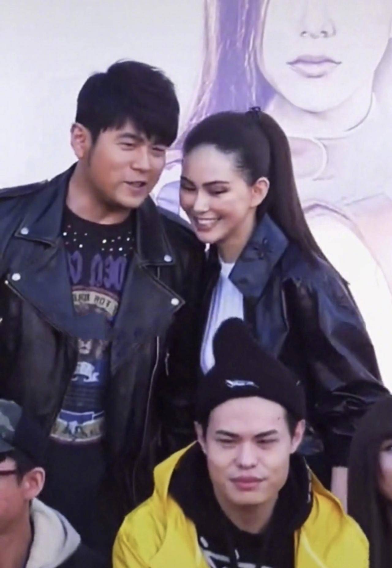 41岁周杰伦胖成球,43岁黄晓明瘦成竹竿,看身边就知道啥原因_中年_baby