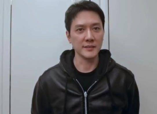 42岁冯绍峰现身拍戏,头发花白驼背发福,婚后状态不及赵丽颖!