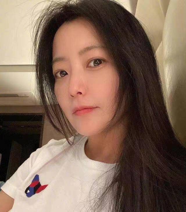 43岁女神金喜善近况:穿v领连衣裙梳包子头,自爆喜欢bts_电影_神话