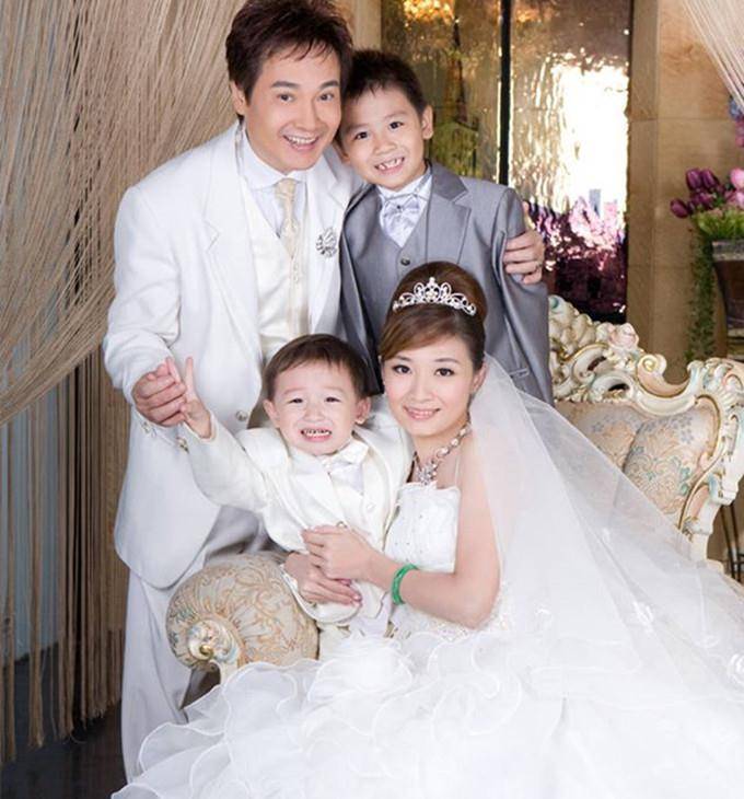 69岁孟飞晒全家福,与小20岁娇妻似同龄,为保年轻自曝爱拉皮_儿子_妻子