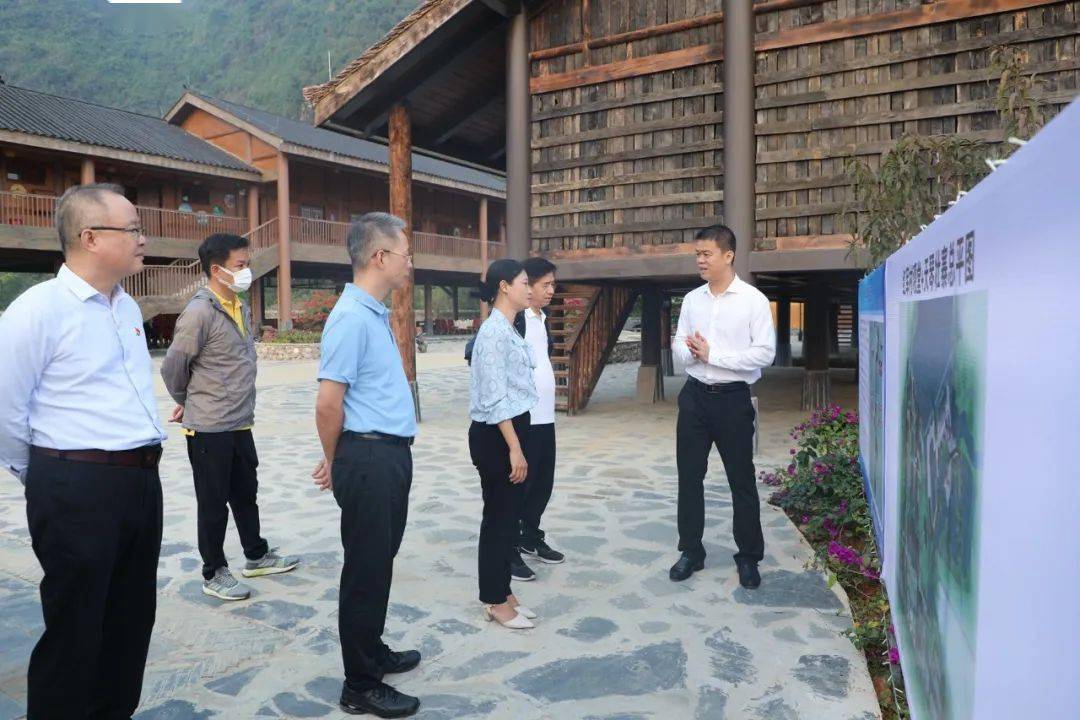 副市长张海,县委书记冯波,县委常委,副县长董毅陪同调研.