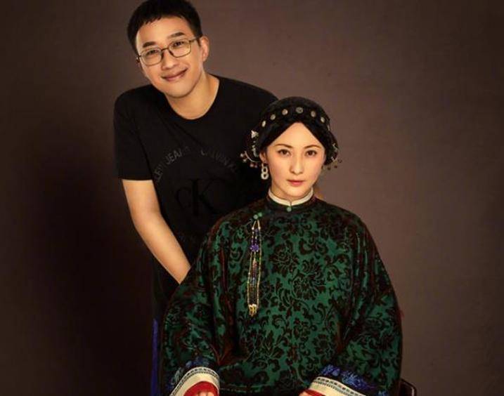 本以为朱茵已经够美了,看到她与蒋勤勤合照后,才明白啥叫差距_琼瑶