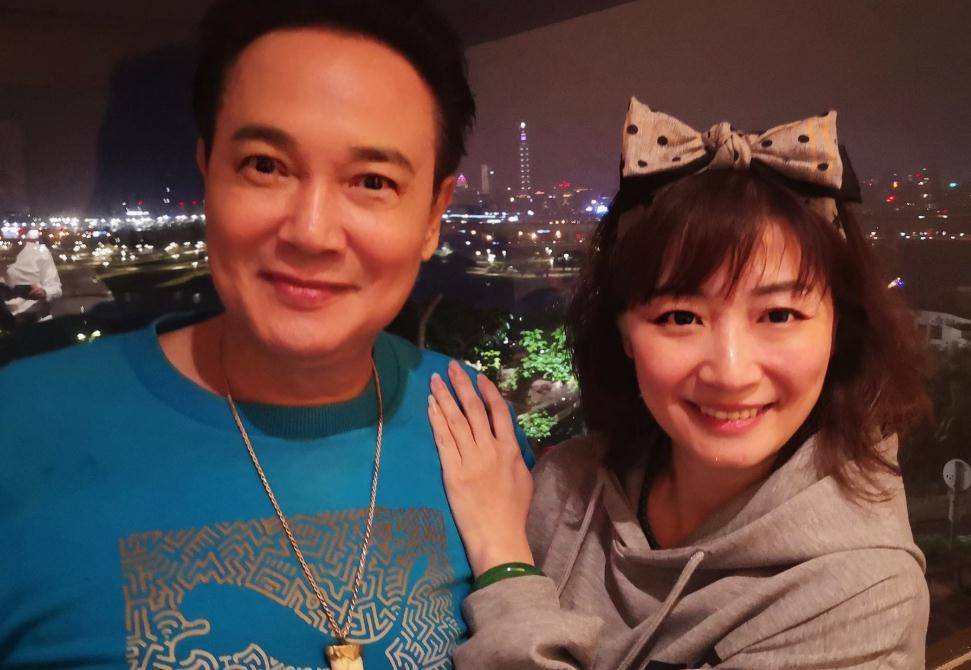 69岁孟飞晒全家福,与小20岁娇妻似同龄,为保年轻自曝爱拉皮_儿子_妻子