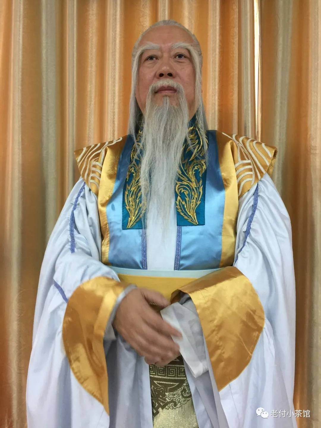 老付的古装造型有一年的三伏天,老付参加一个古装戏的拍摄,扮演一个老