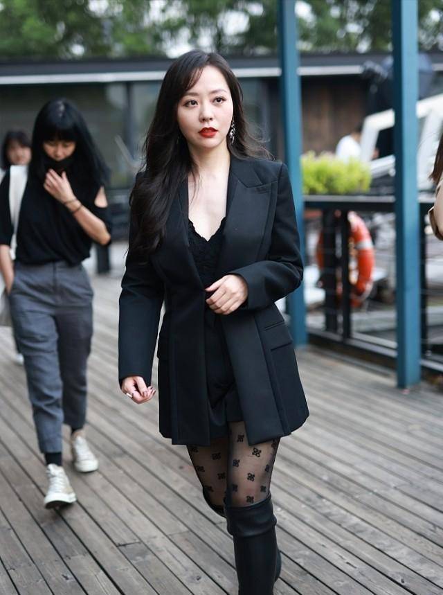 37岁张靓颖明显发福,穿过膝皮靴挤出褶皱,西装下衣失踪真惹眼_设计