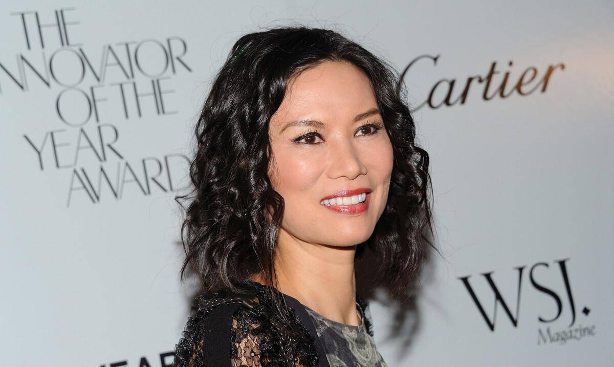 52岁的邓文迪受邀参加"亿万富豪夏令营",一头黑发尽显高雅气质_默多克