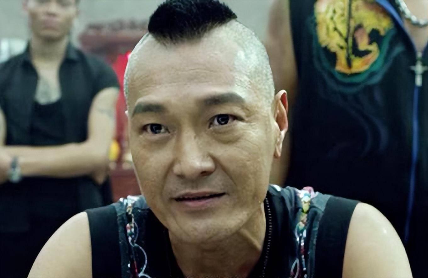 知名打星卢惠光近况,狭小住所做家务动作熟练,已当单亲爸爸16年_成龙