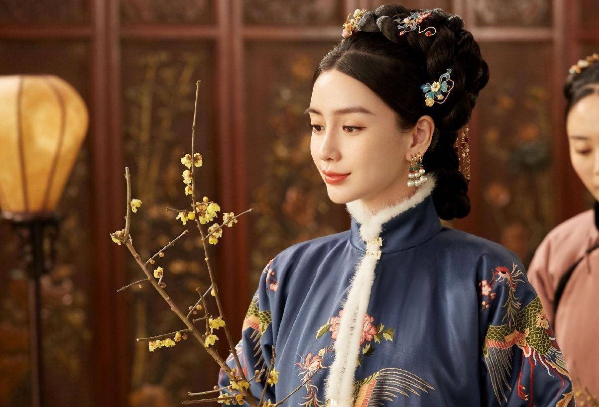 30岁杨颖首试冬日清宫装,刺绣服饰搭配盘发,古典风韵十足_baby_古装