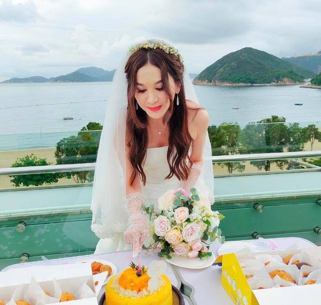 55岁温碧霞近照曝光,光脚坐地上不嫌脏,皮肤白皙看不见一丝皱纹_穿着