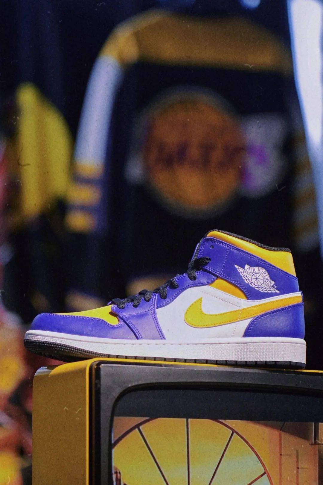 Nike Air Jordan 1 紫/黄/白 MID レイカーズカラー AIR JORDAN 1 MID \u201cLAKERS\u201d｜SOAR 限量发售_Jordan_Mid_设计
