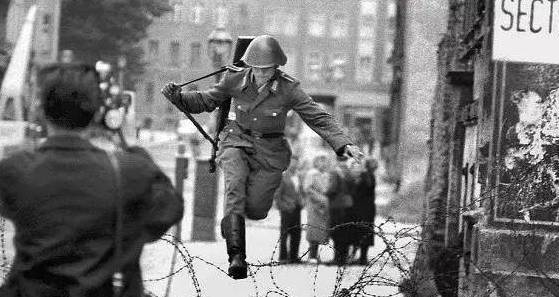 “舒曼”跨越柏林墙的东德士兵：从此亲人战友断绝来往，孤独一生终自杀！