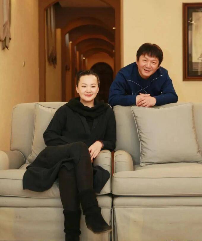 大器晚成的咏梅:丈夫背债百万不离弃,49岁获金熊奖,一生爱一人_栾树