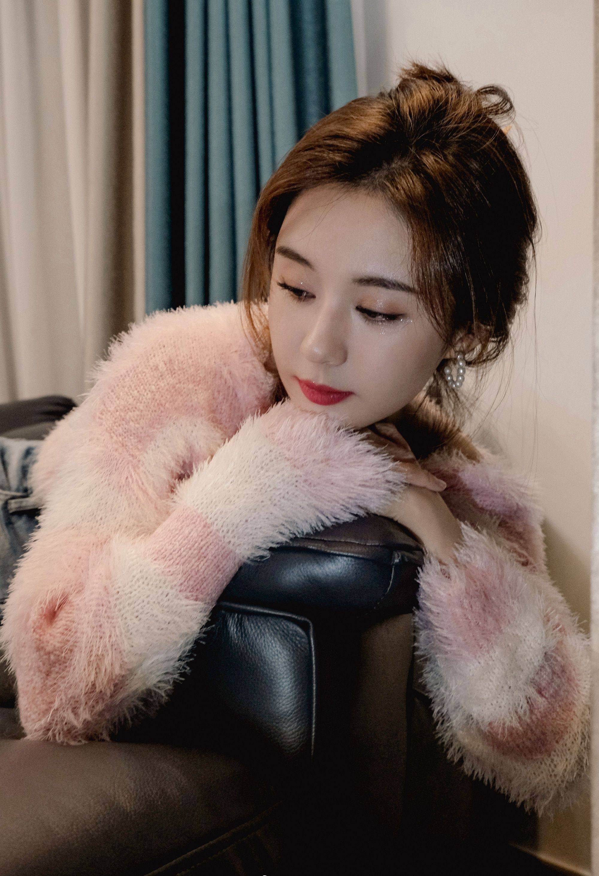 郑合惠子黄色长发粉红毛衣性感写真