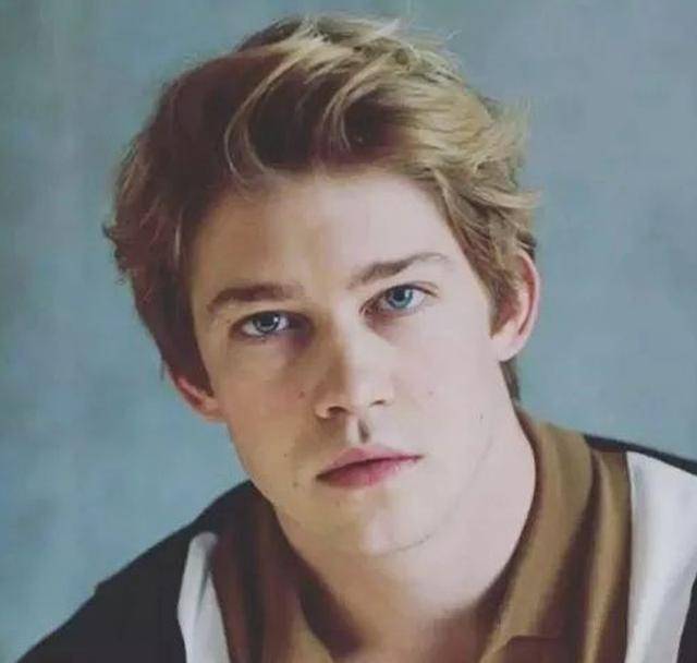 与现男友暗暗撒糖,粉丝直呼:请原地结婚_joealwyn_身材_女孩