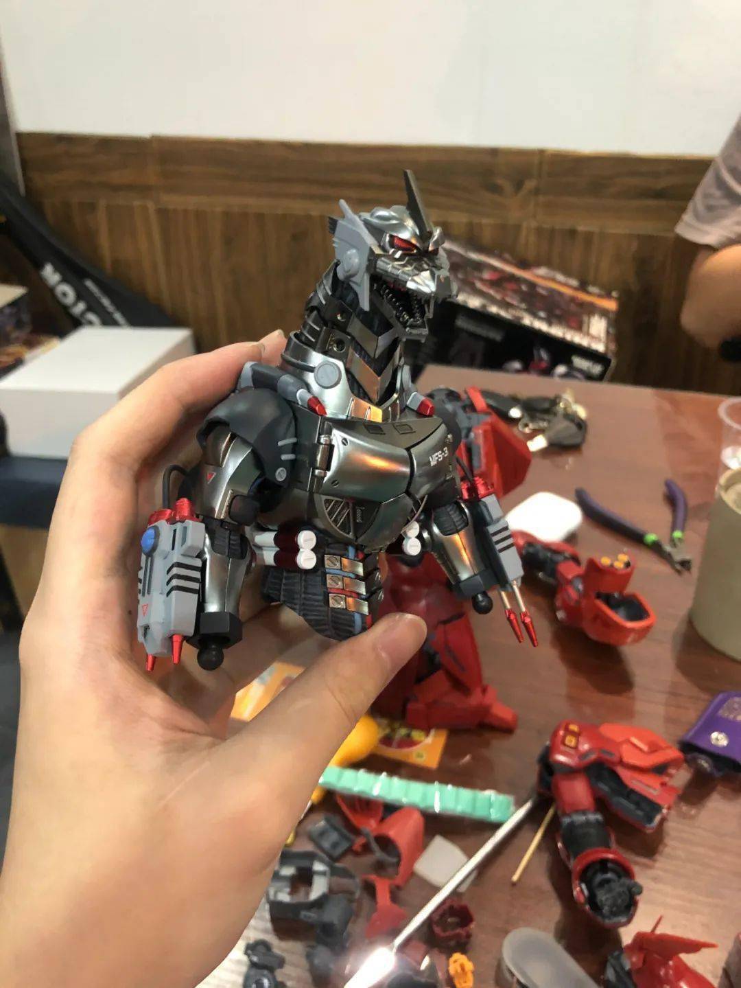 原计划是对机龙进行部分做旧,提高其真实感,有机会可以搭配rx78还原