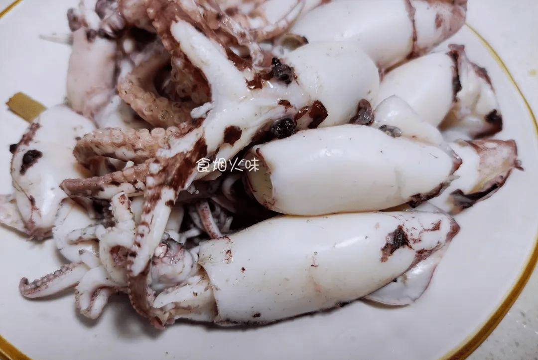 鲜嫩到爆汁！家常炒鲜鱿鱼的保姆级做法