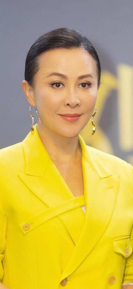 袁咏仪新婚之夜,张智霖却遭罗兆辉电话挑衅,他的反应让人惊讶_何鸿燊