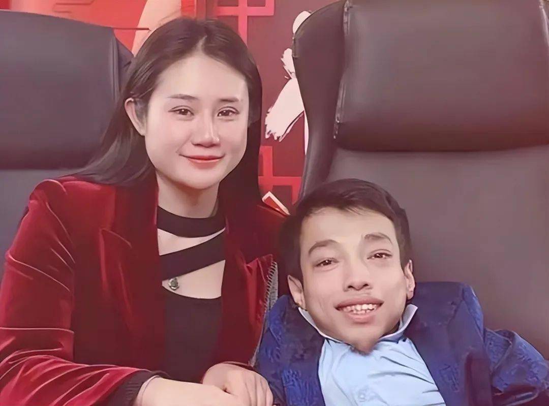 "轮椅总裁"李创利:因患罕见疾病,身高仅80厘米,16岁创业赚3亿,娶回1米