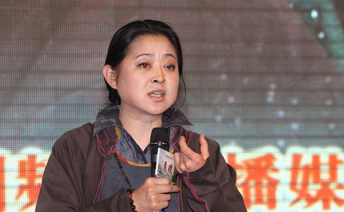 倪萍人虽老却越来越时髦,上衣叠搭穿出精气神,配牛仔裤真显年轻_造型