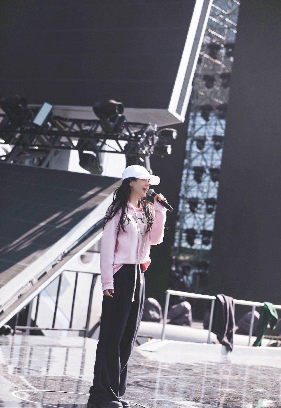 杨颖身穿枫叶纱裙纯美似公主,轻盈又梦幻,柔美与典雅并存_造型_黑色