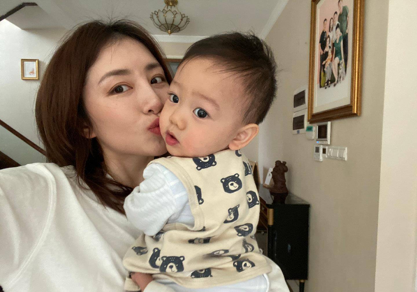 28岁体操女神气质十足,奥运冠军丈夫不到一米六,因母乳太多困扰_周捷