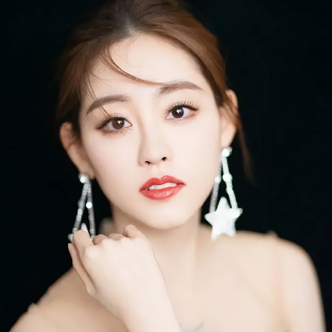 迪丽热巴祝绪丹搞怪vlog曝光,上演甜蜜亲吻,粉丝大呼吃醋了_马尾_镜头