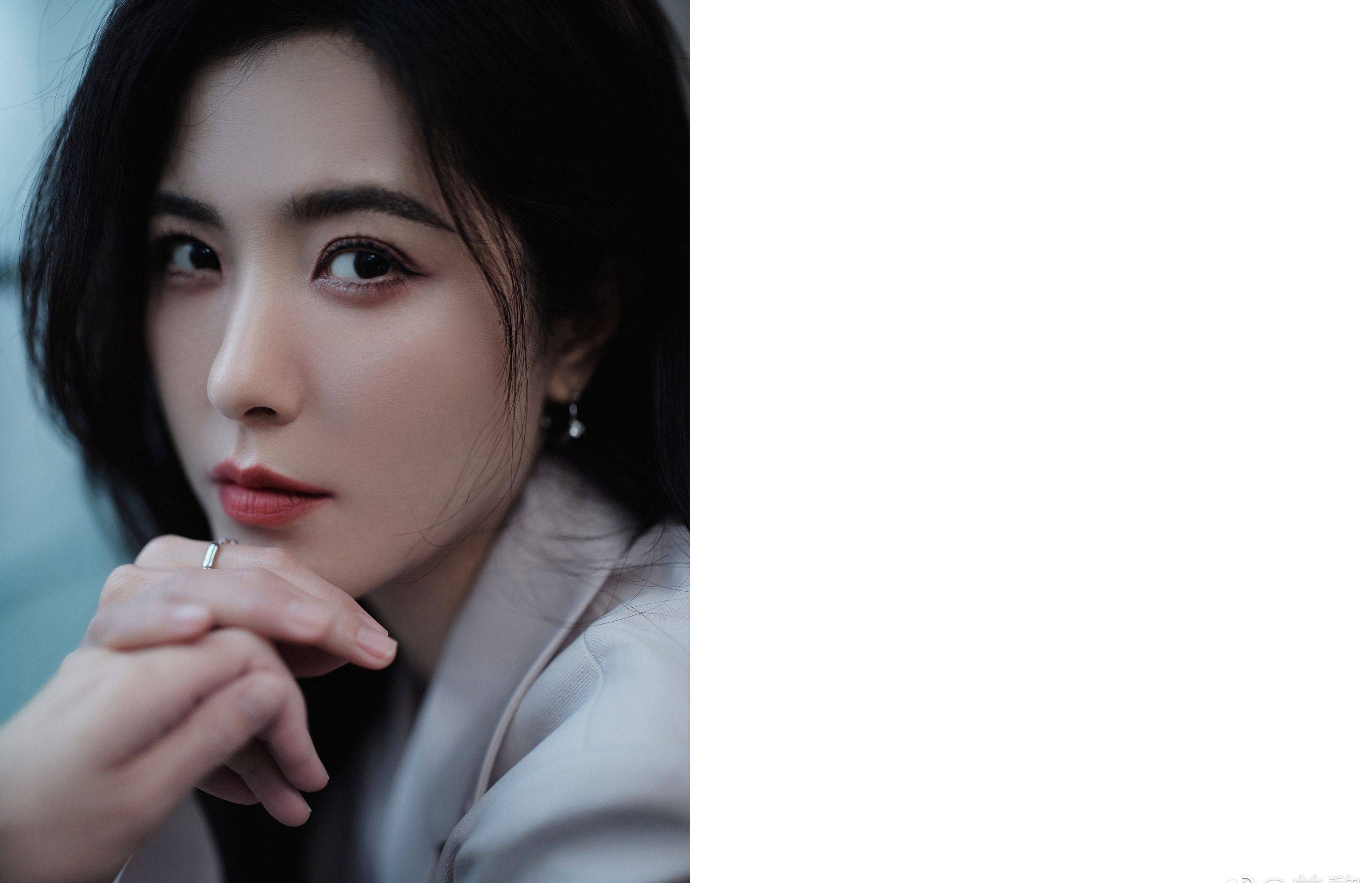 曾黎白色职业装优雅大方写真