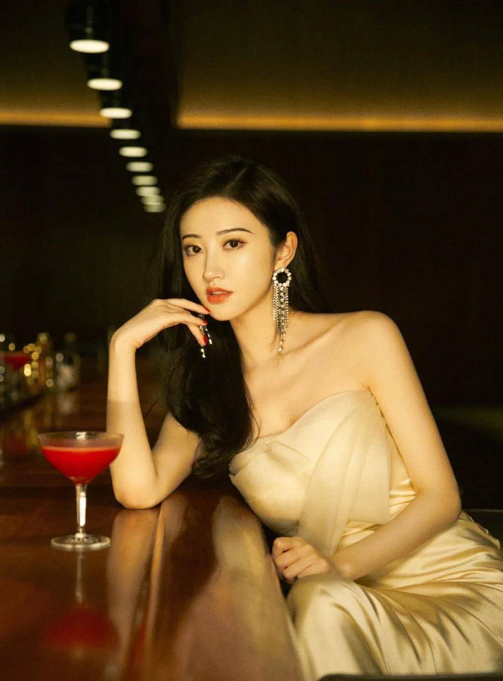 32岁景甜《司藤》旗袍造型火爆全网,完美身材惊艳众人!