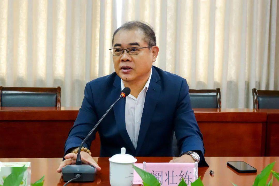 副县长钟英平代表钟山县人民政府与深圳市紘通电子有限公司签订《紘通