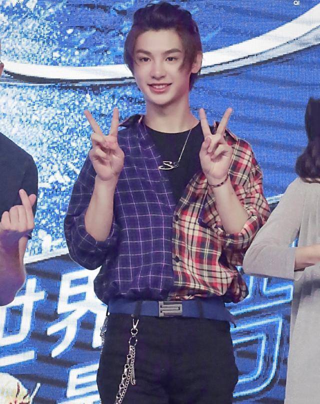 黄明昊撞衫易烊千玺,穿拼接衬衫又帅气了,00后有眼光!_个性_黑色_气质