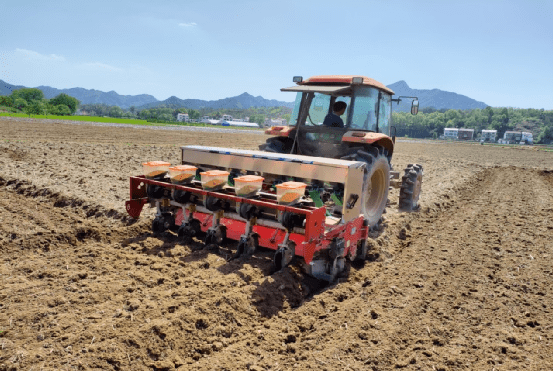 新型鄂产油菜精量播种机 1次完成8项作业_湖北省_种植_李卫