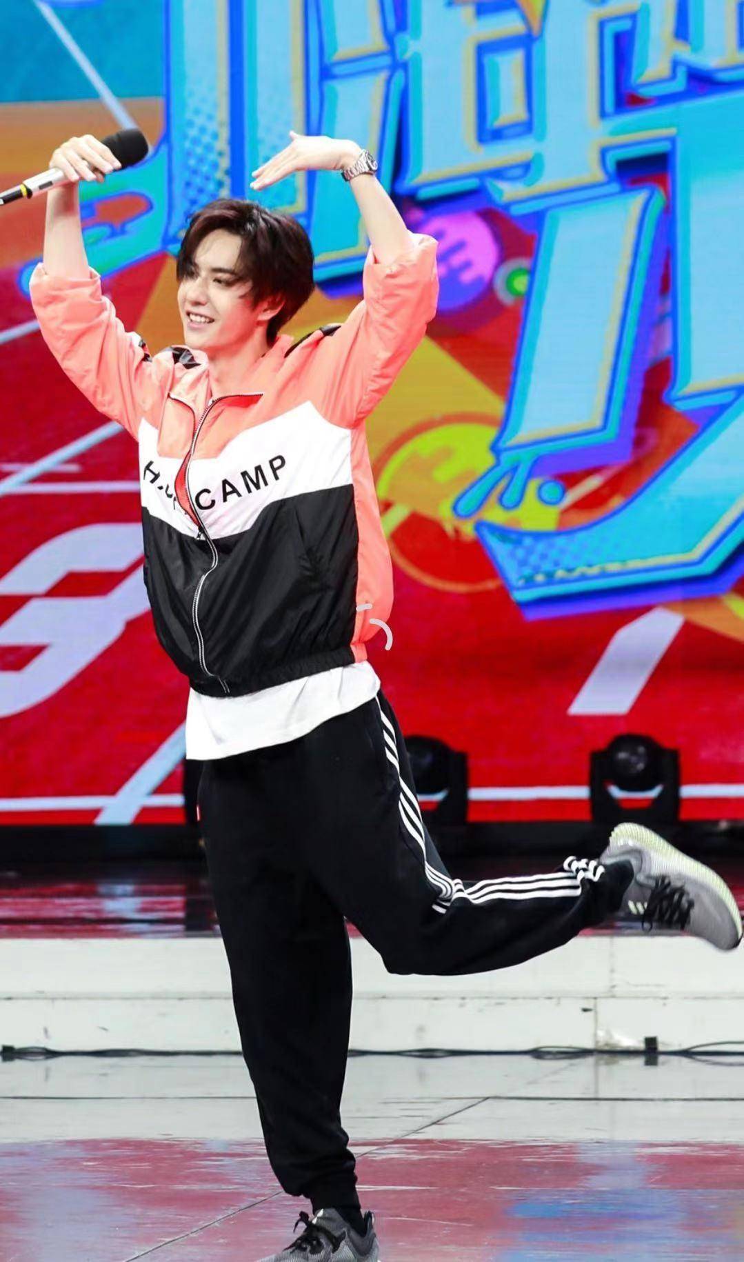 王一博唯粉发长文:自称9岁开始追星不讨厌肖战,疑想巴结cp粉_cp_作文