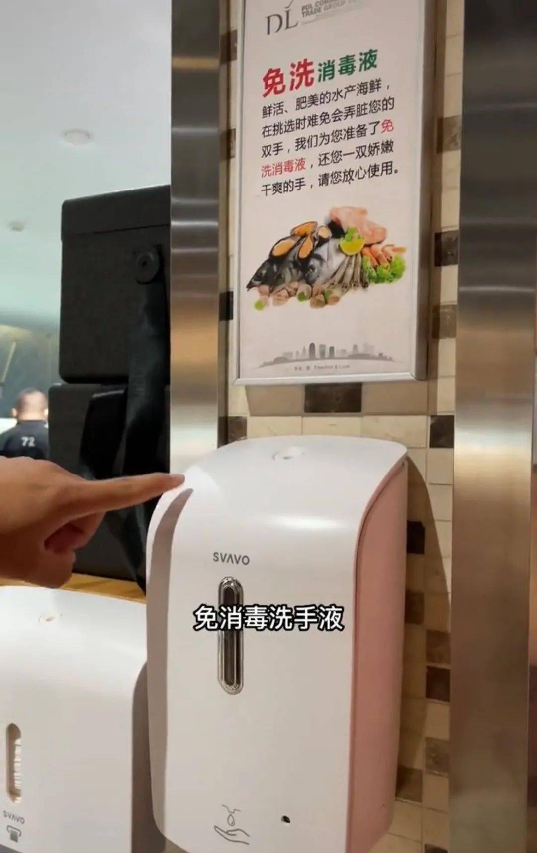 看了街头摆摊8年的瘫痪大哥我才明白河南这家超市有多牛逼
