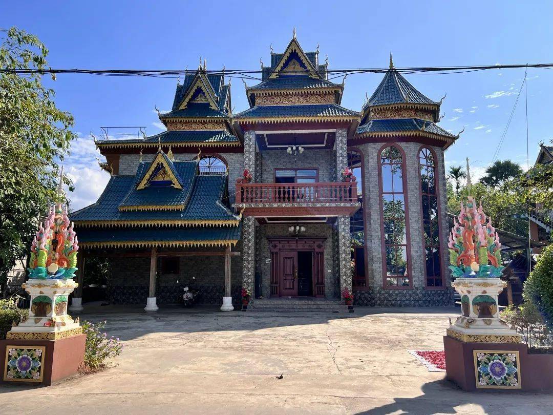 景洪市勐罕镇曼搭村委会曼飞龙村民小组是一个傣族聚居村寨,全村共有