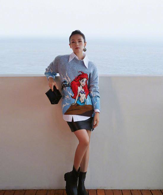 章子怡家庭团建照,穿开衫牛仔裤不再少女,15岁小苹果正脸美过她_好