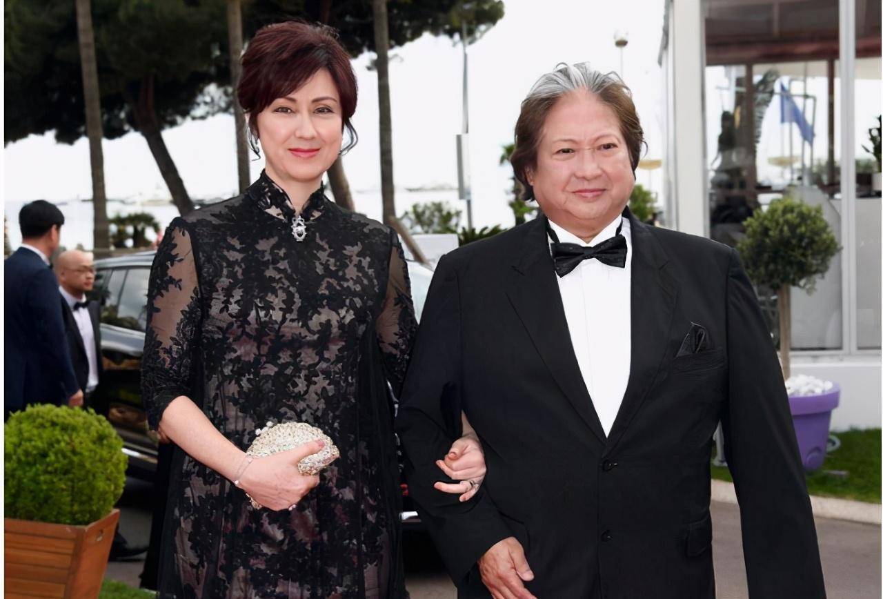 洪金宝36岁女儿至今未嫁,看到照片后,网友:这谁敢娶啊_成龙_巨星_妻子