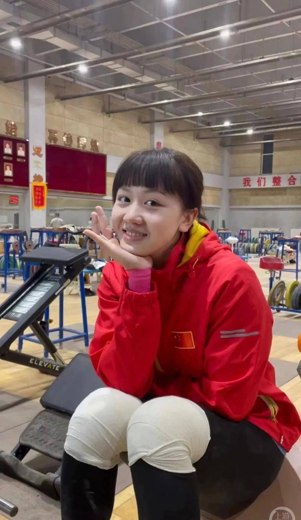 "弱女子"却是举重冠军,入住抖音却迎来千万粉丝点赞_李惠珍_抓举_金牌