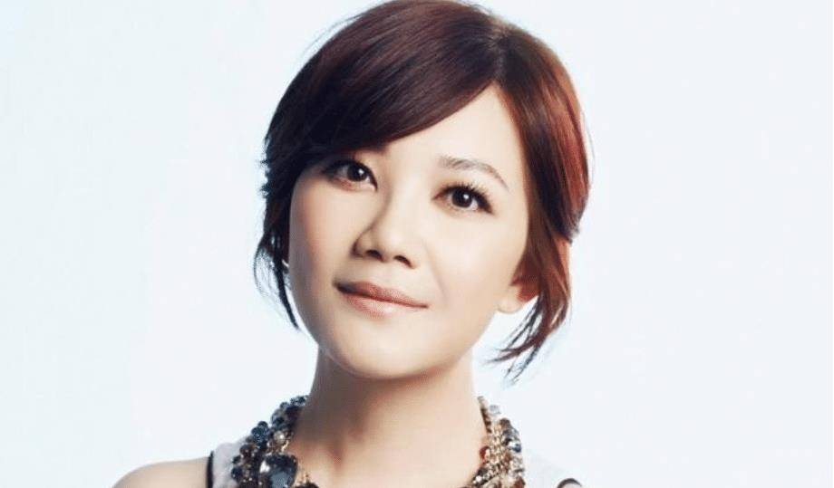 年轻的梁静茹并不特别,从小家境不好,父亲因为没有稳定的工作,收入较