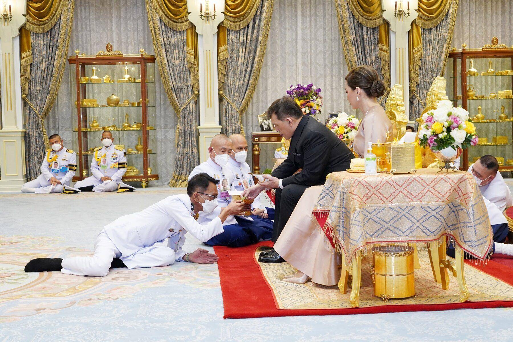 苏提达踩着高跟鞋却还要跪着,泰国王室的跪拜礼确实是有些费膝盖啊!